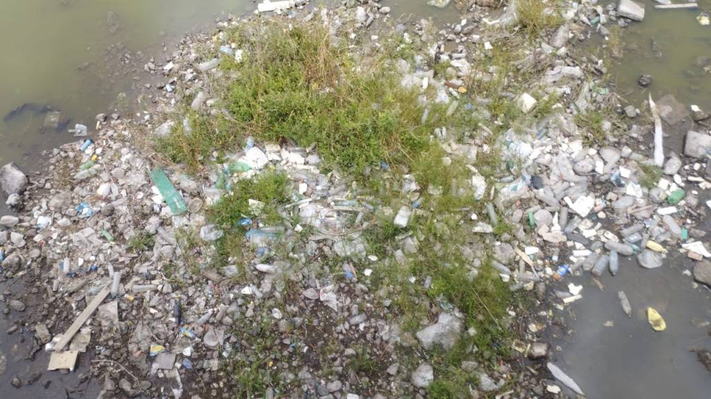 Como el Riachuelo, pero en Junín: se acumulan los residuos en el&nbsp;Salado