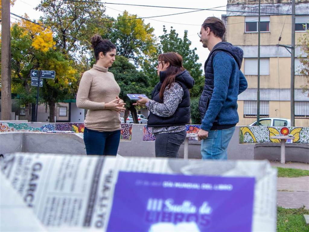 Vecinos celebraron el Día Internacional del Libro con una emocionante suelta de&nbsp;libros