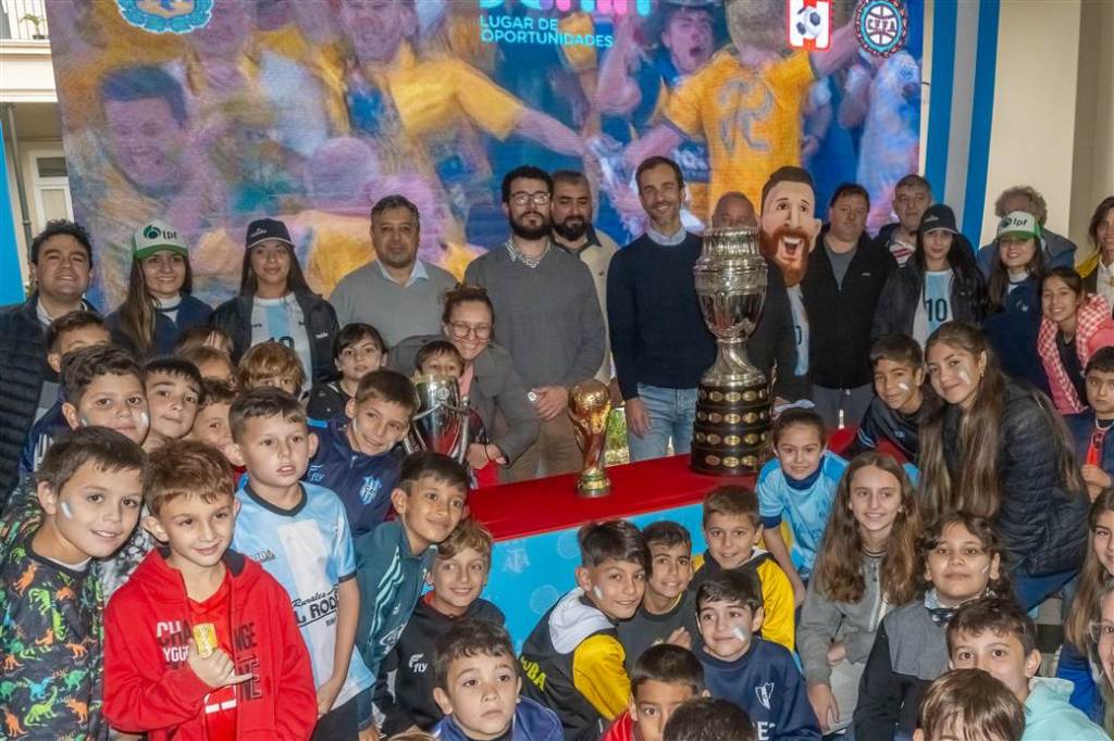 Tres copas, una ciudad: Junín celebró los triunfos del fútbol&nbsp;argentino