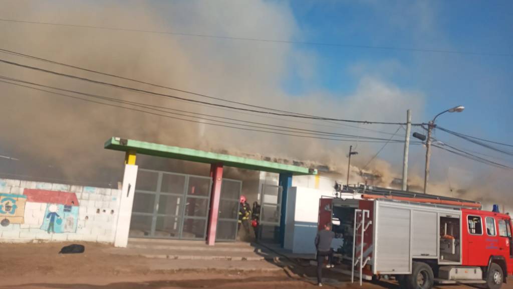Terrible incendio en la Escuela 48 de Junín.