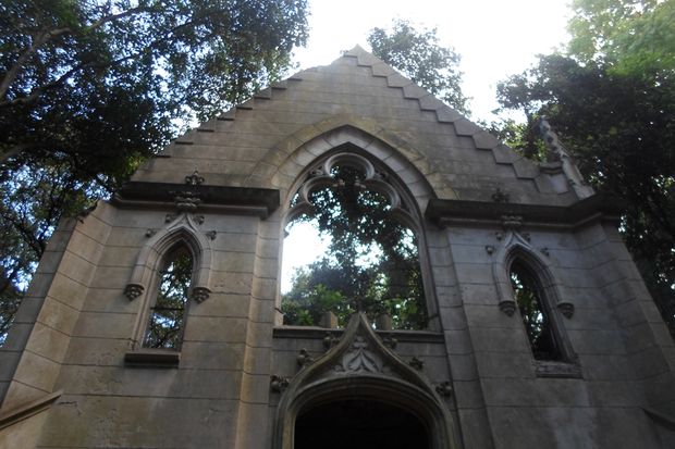 Explorá las ruinas de Montelén: una capilla neogótica en el medio del campo, tragedias y misterios sin&nbsp;resolver