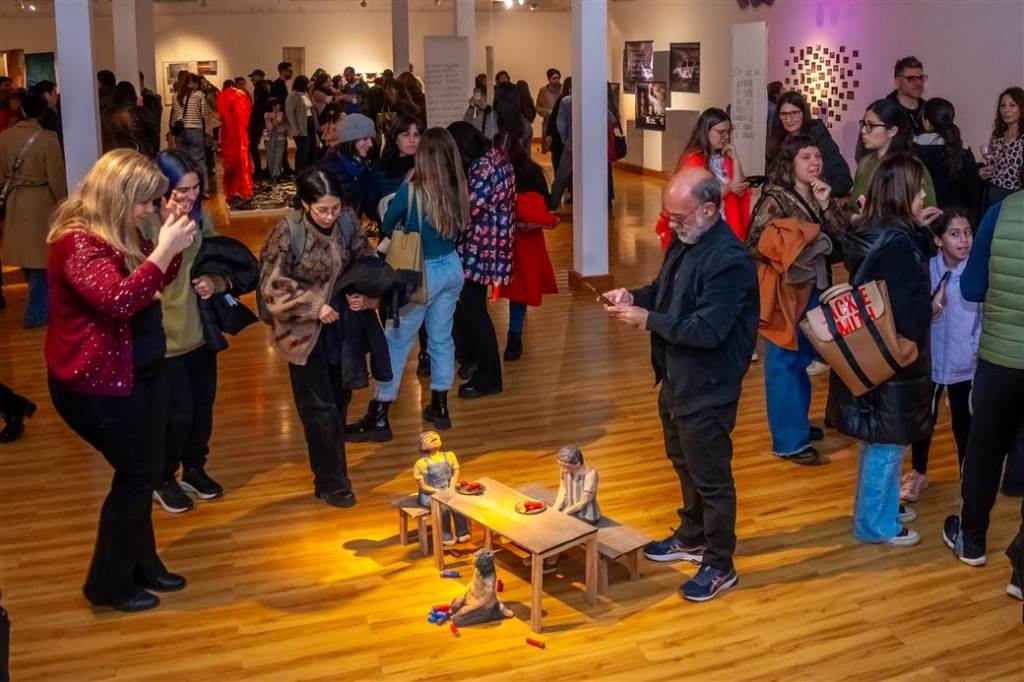 Con una gran convocatoria de público, quedó inaugurada la muestra “Ese espacio entre nosotrxs” en el&nbsp;MACA