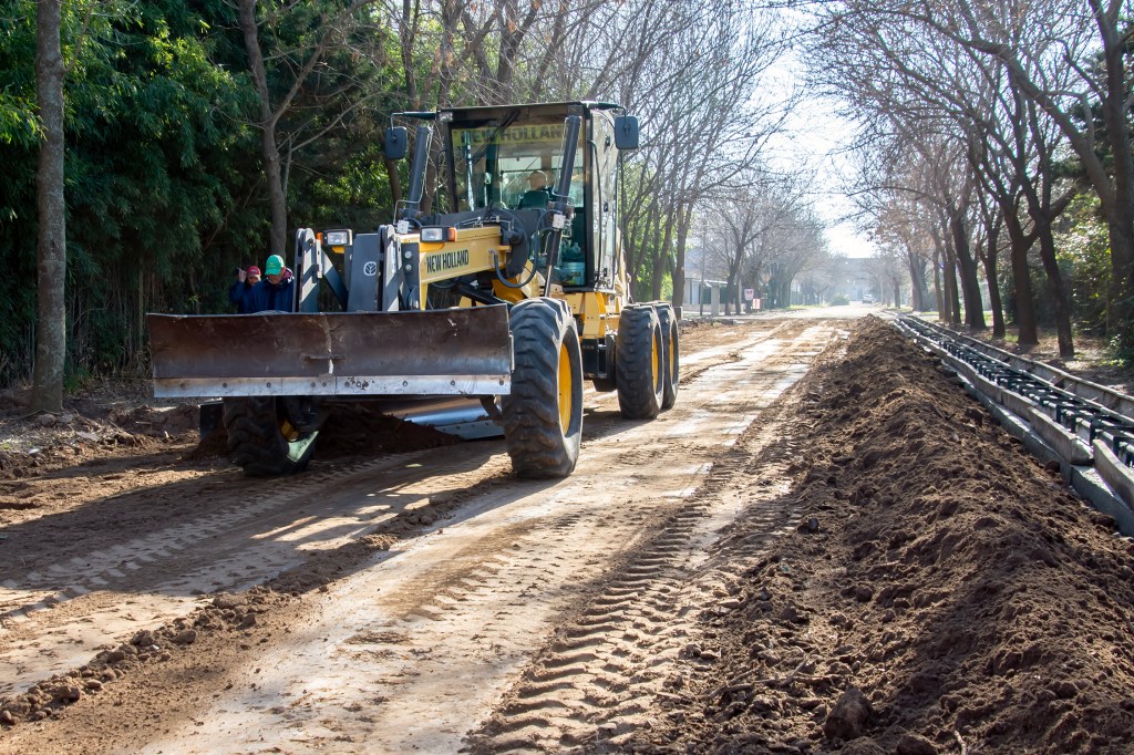 ¡Avances en Lincoln! Obras de cordón cuneta y extensión de cloacas en pleno progreso. (Foto: Gobierno de Lincoln).