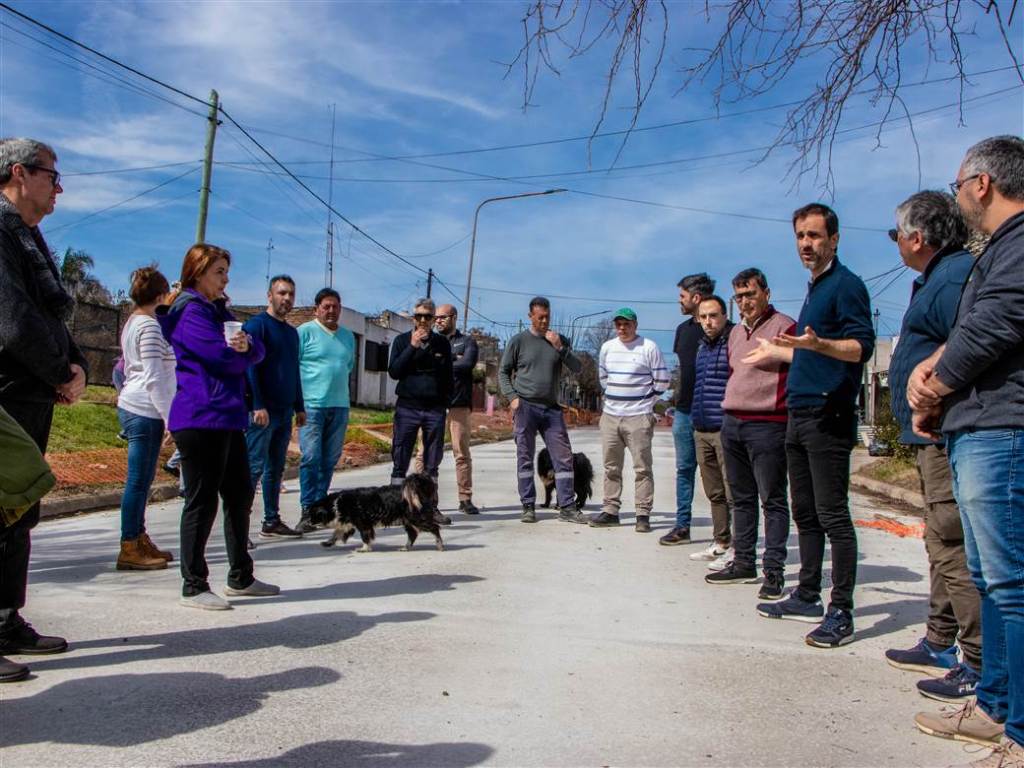 Petrecca recorrió obras de pavimento en Barrio San Martín y aseguró "Trabajamos todos los días para que los juninenses vivan mejor". (Foto: Prensa Gobierno de Junín).