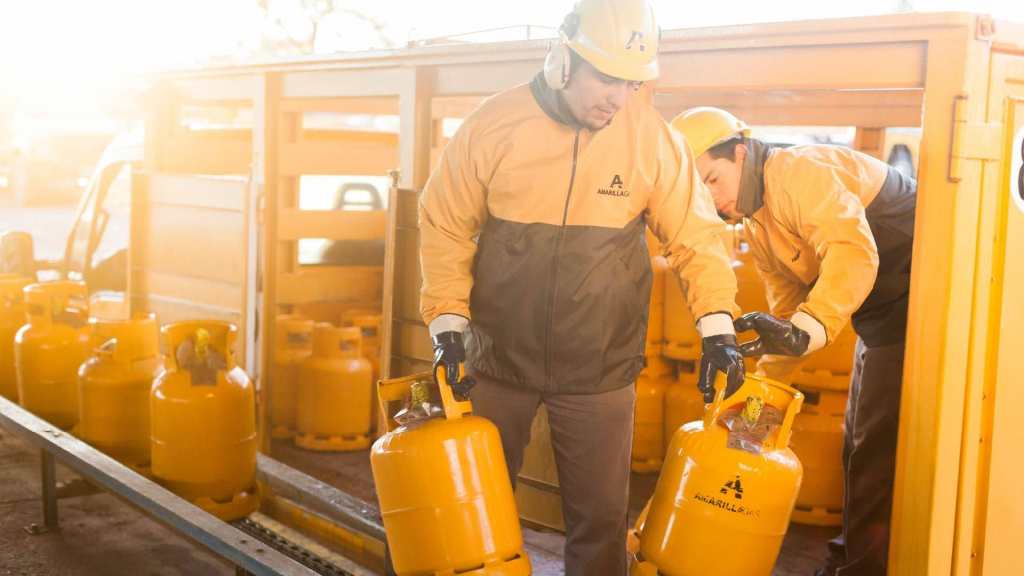 Kicillof y Larroque criticaron a Milei por liberar el precio de las garrafas. (Foto: Amarilla Gas).