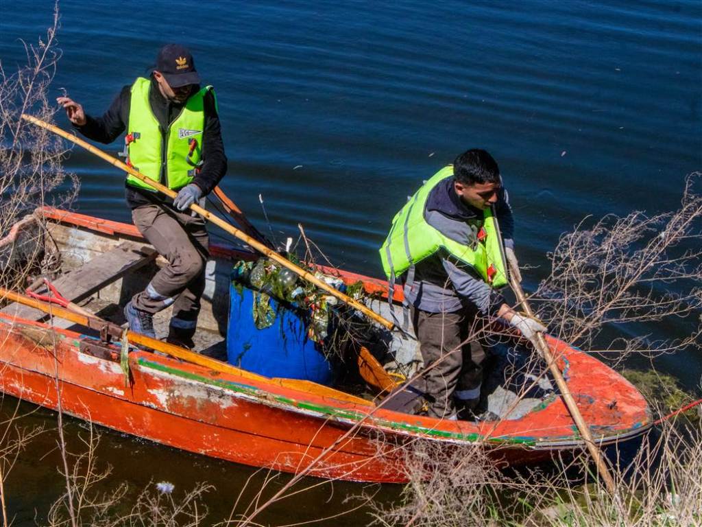 Operativo de limpieza en el río Salado: el Gobierno de Junín y la Cooperativa COOPNOBA retiran basura y promueven el cuidado del medio ambiente. (Foto: Prensa Gobierno de Junín).