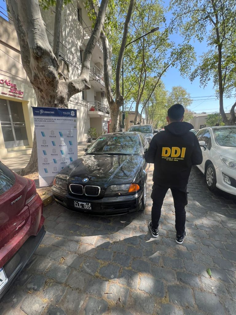 La DDI Junín detuvo a un hombre de 34 años, tras un allanamiento relacionado con la venta fraudulenta de un vehículo BMW modelo 328i.