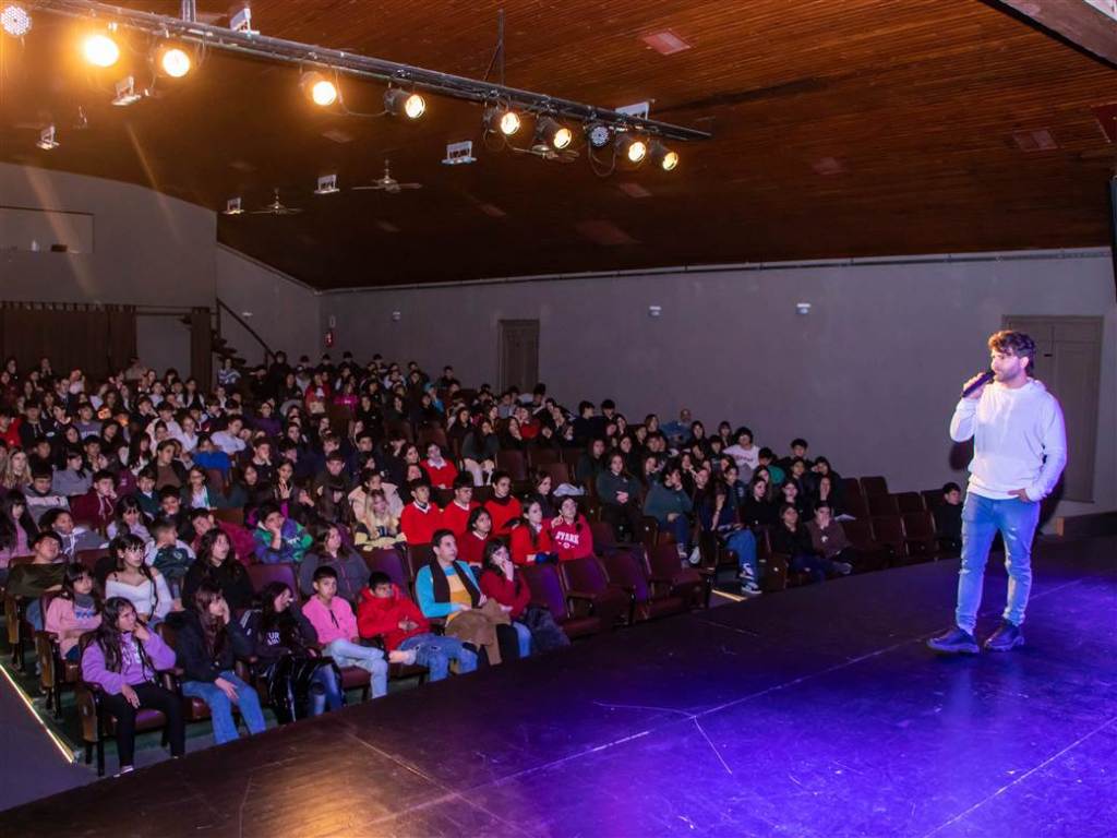 Luciano Molina cautivó a los estudiantes con su espectáculo de cuentos de terror en el Teatro La&nbsp;Ranchería