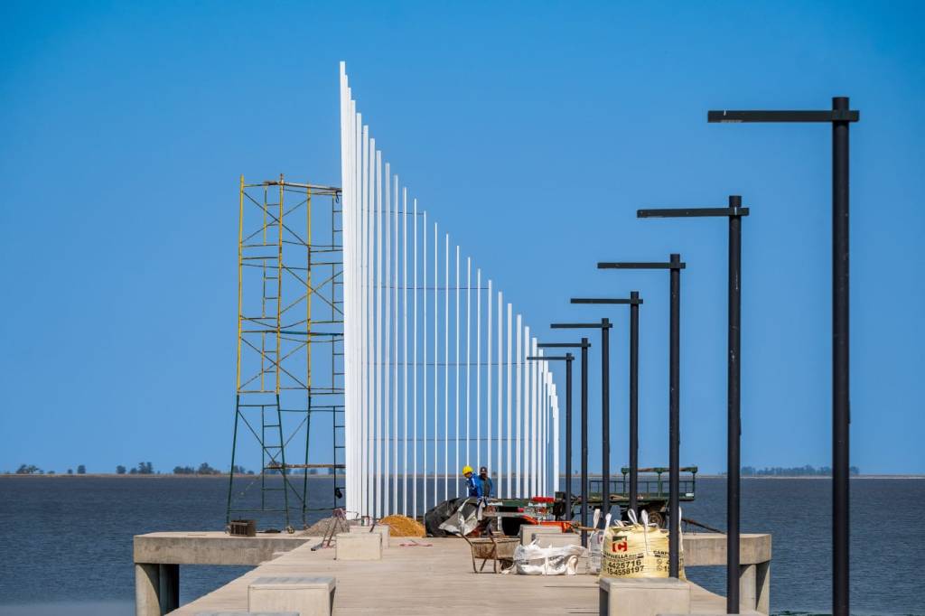 La obra del espigón del Parque Natural Laguna de Gómez en Junín avanza rápidamente, alcanzando un 85% de progreso y con inauguración inminente. (Foto: Gobierno de Junín).