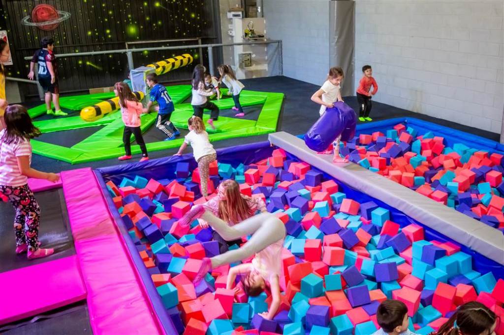 Este miércoles se inauguró "Space Jump", un parque de juegos de más de 800 metros cuadrados en Junín, que incluye camas elásticas, juegos interactivos y un salón para eventos.