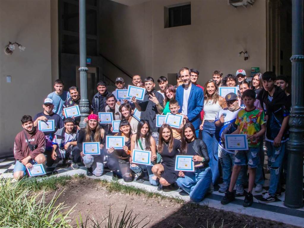 Petrecca reconoció a los jóvenes artistas tras la Fiesta de la Primavera: El intendente destacó el talento local y entregó distinciones a quienes participaron del evento en el Parque Borchex. (Foto: Prensa Gobierno de Junín).