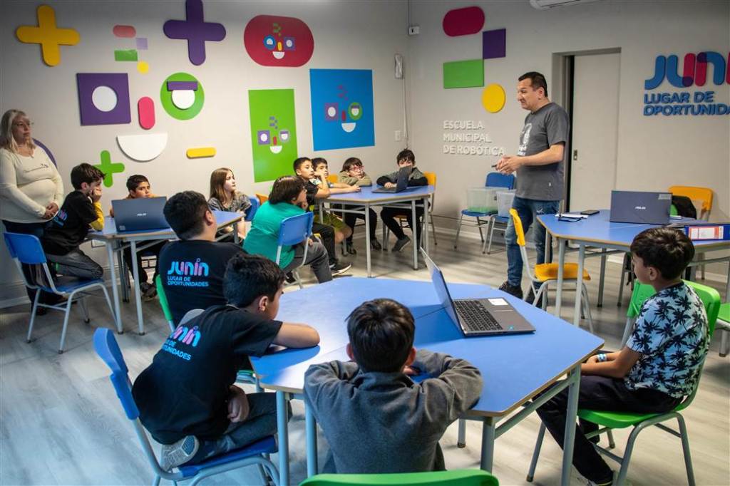 El intendente Pablo Petrecca destacó el comienzo del segundo cuatrimestre en la Escuela de Robótica de Junín. (Foto: Gobierno de Junín).