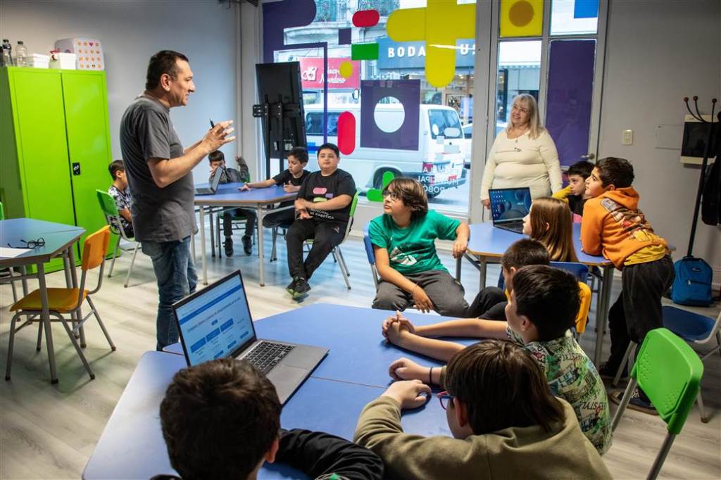 El intendente Pablo Petrecca destacó el comienzo del segundo cuatrimestre en la Escuela de Robótica de Junín.