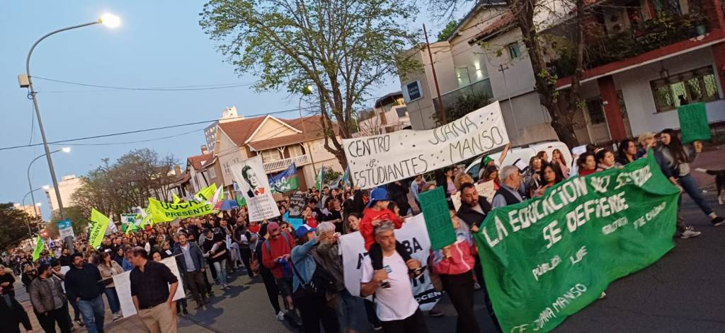 Marcha en defensa de la educación pública en Junín. (Fotos: Prensa ATUNOBA/Sebastián Martino).