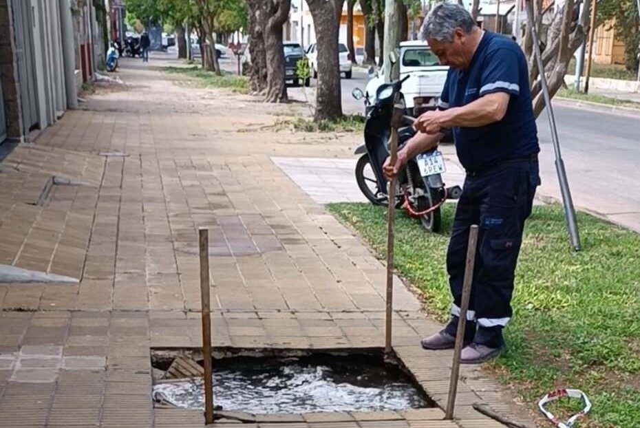 Un hombre fue trasladado al HIGA tras caer en una vereda que cedió en Jean Jaures y Cte. Escribano. (Foto: Junín24).