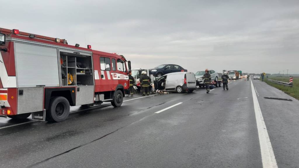 Grave choque en la Ruta 7: dos jóvenes resultaron heridos tras una violenta colisión frontal entre un camión de Junín y una&nbsp;camioneta
