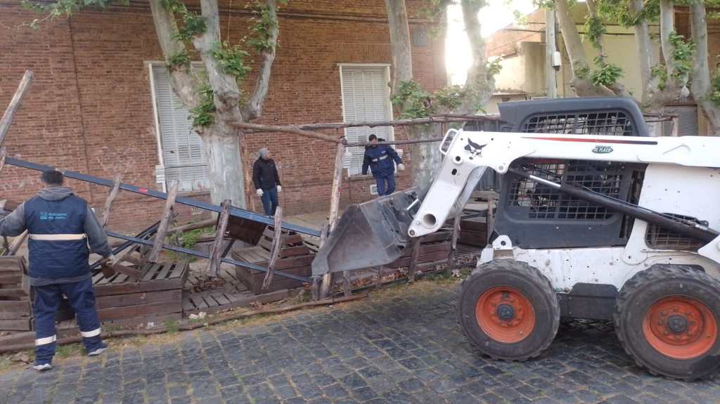 ARJUN avanza en el control de los "parklets" en Junín, verificando su situación fiscal y desmontando aquellos sin habilitación o con deudas en la ocupación de la vía pública. (Foto: Prensa Gobierno de Junín).