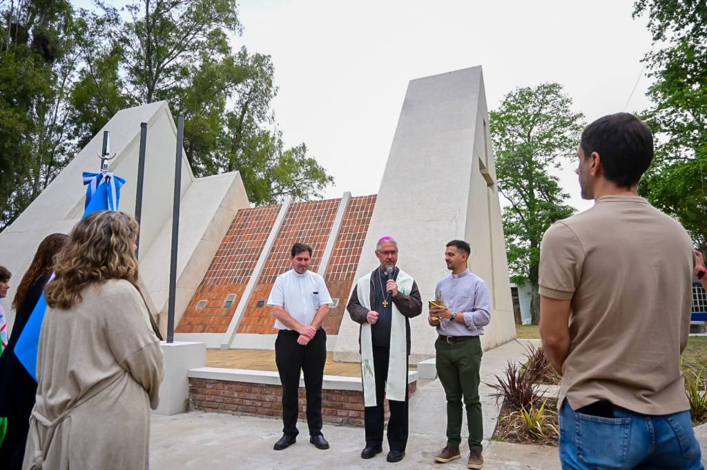 El intendente Pablo Petrecca encabezó la reinauguración de la Capilla Stella Maris, tras una importante puesta en valor que mejora su accesibilidad y estructura. (Foto: Prensa Gobierno de Junín).