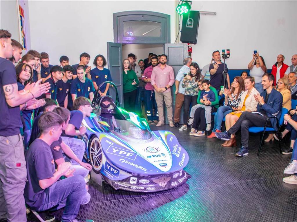 La Escuela Técnica N°1 de Junín presentó oficialmente el auto eléctrico que competirá en el Desafío Eco 2024, marcando su décima participación consecutiva.
