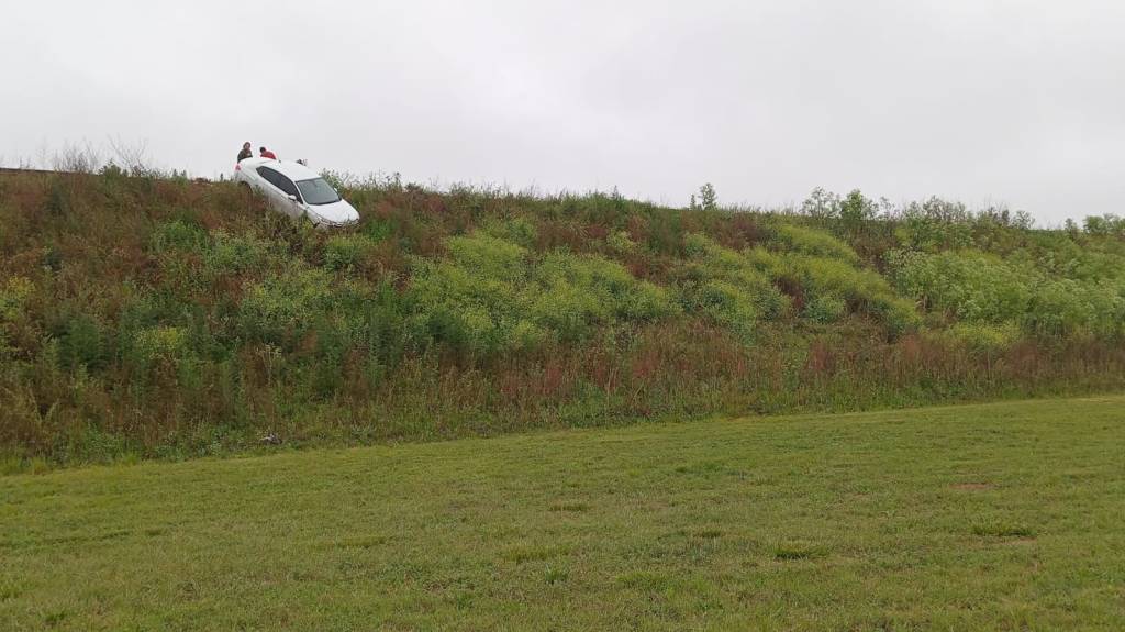 Un auto estuvo al borde del desastre en el Puente del Carpincho. Raúl Eras y su hijo sufrieron un accidente al colisionar contra el guardarraíl, quedando al borde de caer. Afortunadamente, ambos están fuera de peligro. (Foto: Edición Noroeste).