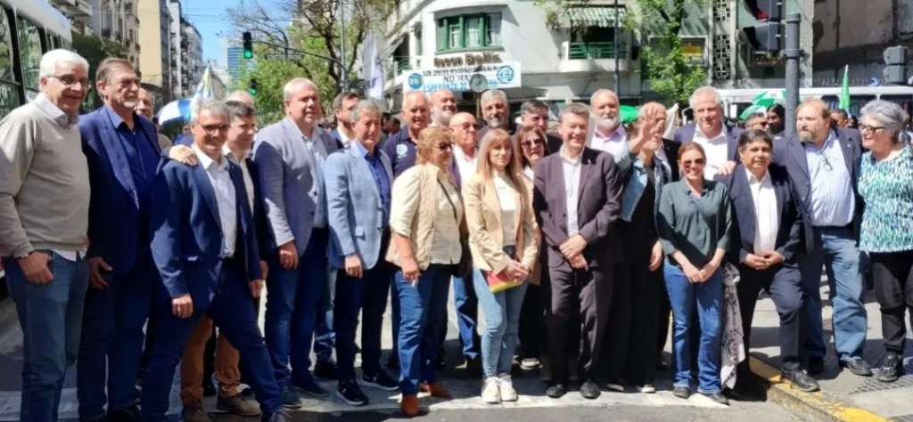 Este miércoles Junín se sumó a la Marcha Federal Universitaria en la plaza «Ferrocarriles Argentinos» para defender la Ley de Financiamiento Universitario.