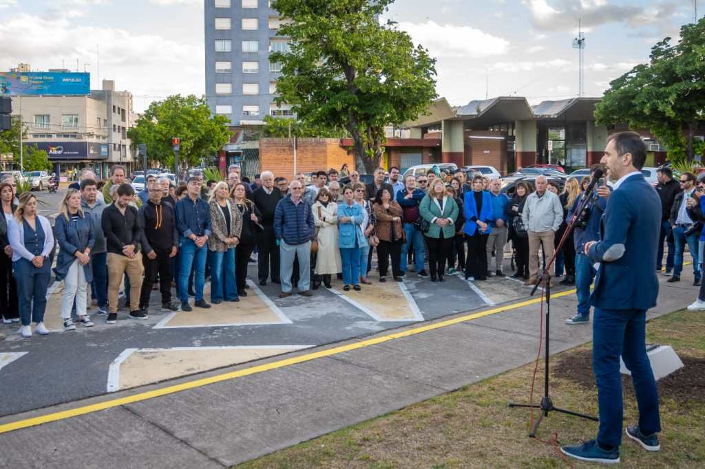 El Gobierno de Junín homenajeó al exintendente Héctor Blasi, destacando su legado en obras como la pavimentación de Av. San Martín y la importancia de la unidad ciudadana. (Foto: Prensa Gobierno de Junín).