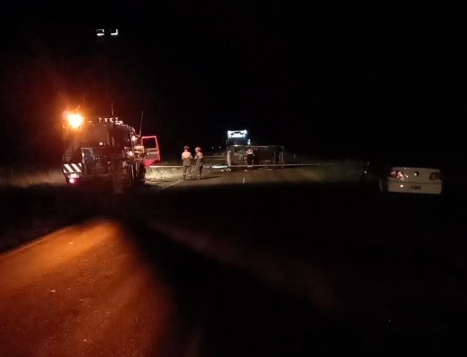 Tres muertos en trágico choque en la ruta provincial 65: Rodrigo Gutiérrez (17) y Sofía Basso (16) perdieron la vida tras colisionar con una Toyota Hilux. El conductor de la camioneta, Marcelo Javier Boro (54), falleció horas después en el hospital. Este accidente destaca la necesidad urgente de mejorar la infraestructura vial en las rutas bonaerenses, donde los siniestros son frecuentes.