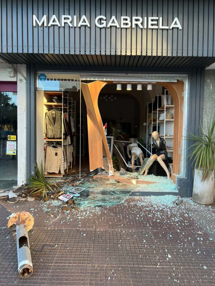 Video impactante: un conductor alcoholizado se incrustó en la vidriera de un comercio en pleno centro de&nbsp;Junín