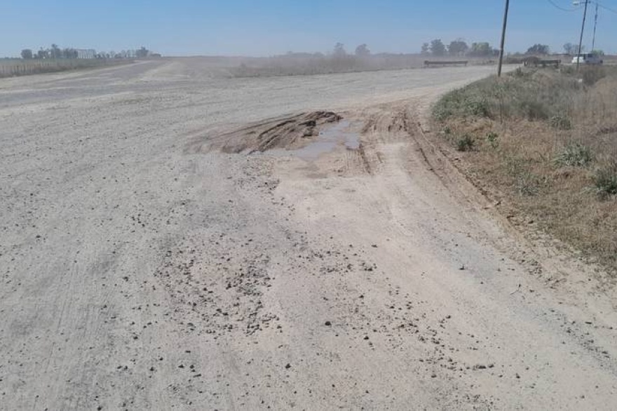 Con la obra de la variante de Chacabuco abandonada, crece la preocupación por los enormes «cráteres» en el desvío de la Ruta 7 y el riesgo de&nbsp;accidentes