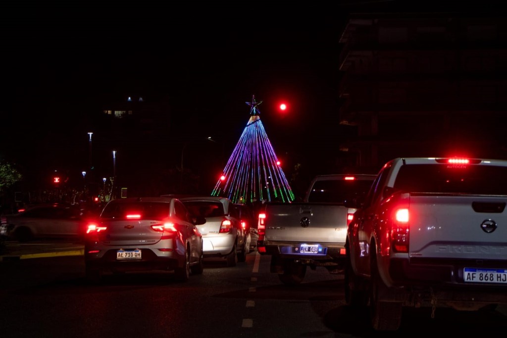 El encendido del árbol navideño en Junín reunió a una multitud de vecinos en una jornada llena de música, arte y esperanza. (Foto: Prensa Gobierno de Junín).