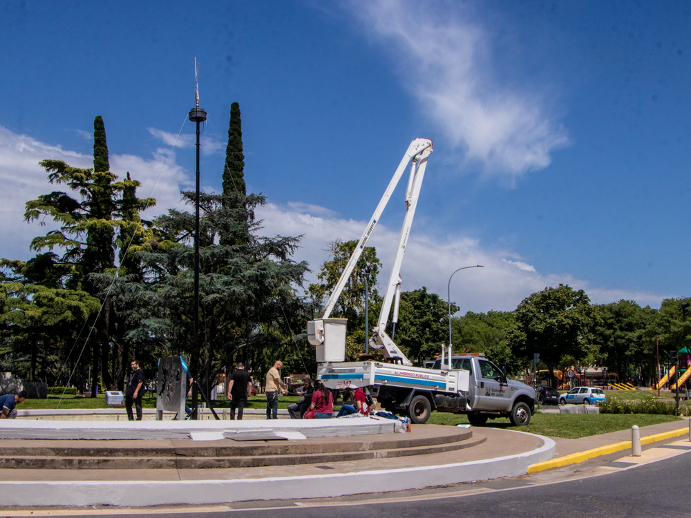 Comenzaron los preparativos para los festejos navideños y el encendido del árbol. (Foto: Prensa Gobierno de Junín).
