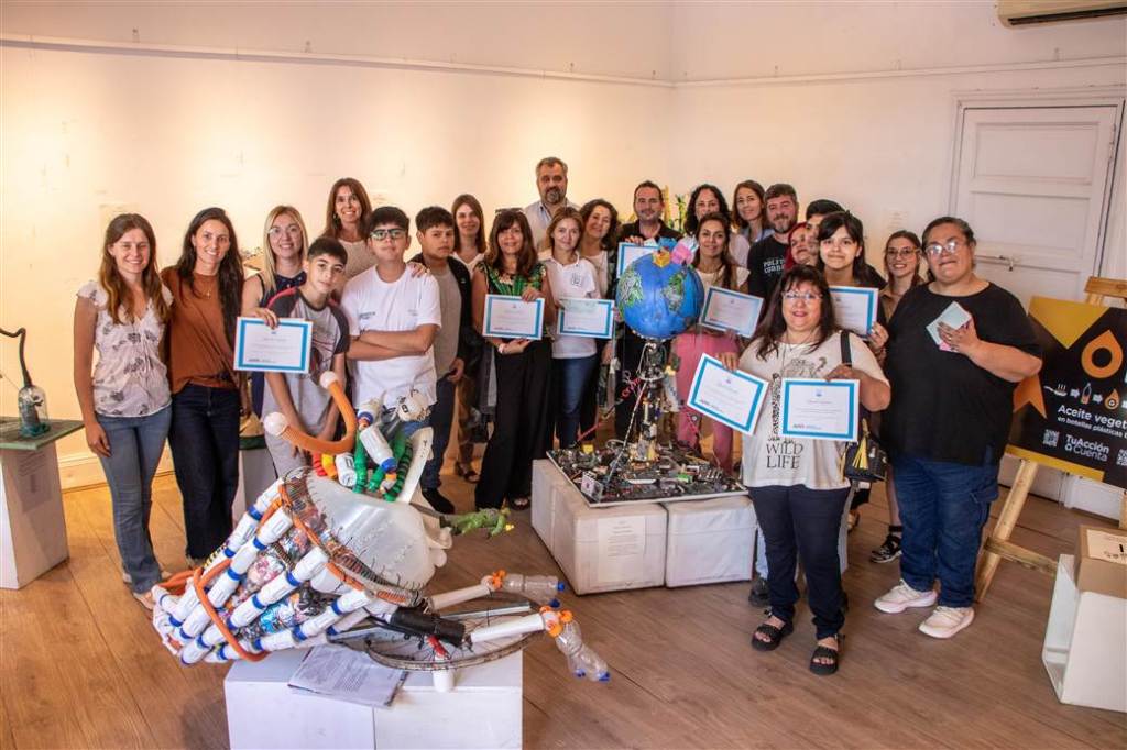 En el marco del programa "Una escultura por mi planeta", estudiantes locales presentaron impresionantes obras hechas con materiales reciclados. (Foto: Prensa Gobierno de Junín).
