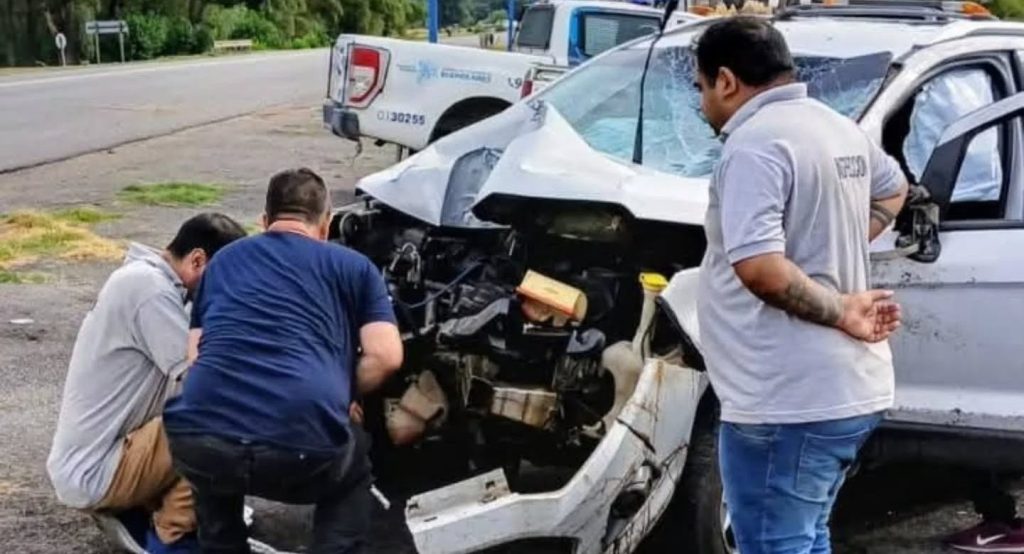Impactante vuelco en el acceso a Rojas: una camioneta chocó contra una&nbsp;columna