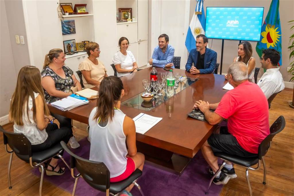 El intendente Petrecca entregó actas de protección a la vivienda en Junín. (Foto: Prensa Gobierno de Junín).