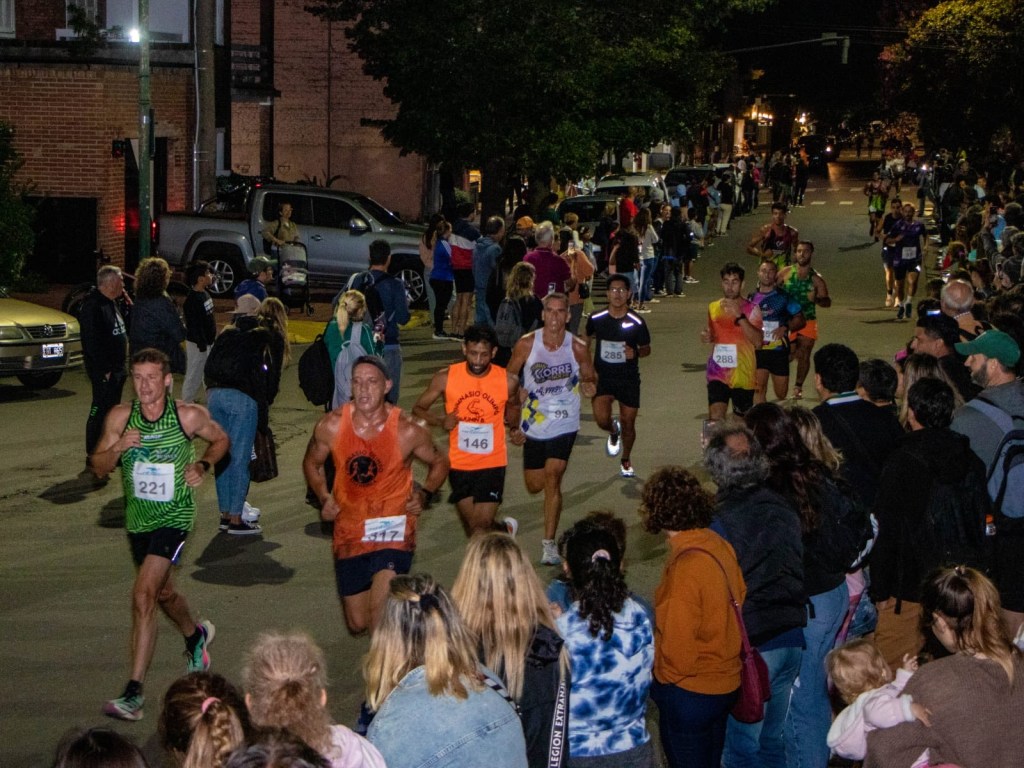 Con un recorrido desde Av. San Martín hasta Primera Junta, los participantes disfrutaron de una noche perfecta para correr. 