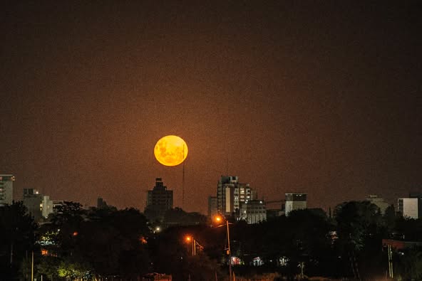 «Parecía de otro planeta»: las fotos de la luna llena en Junín que impactaron en la noche de San&nbsp;Valentín