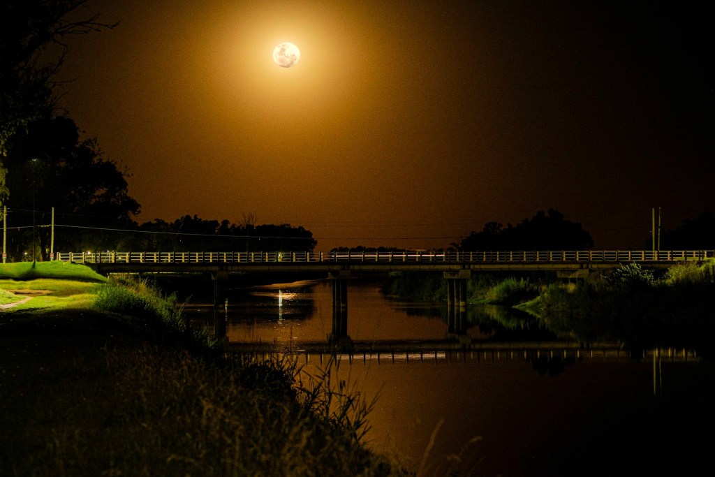 En la noche de San Valentín, la luna llena iluminó Junín con un tono amarillo impactante.