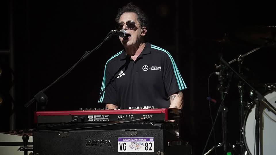 Andres Calamaro en el Teatro San Carlos de Junín. (Foto: Facebook/Junín en el Recuerdo - @lucasalcaraz.fotografia).