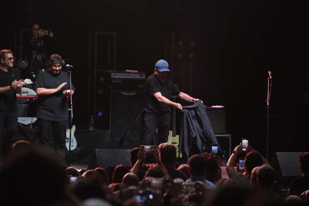 Andrés Calamaro hizo de torero al ritmo de un pasodoble y enloqueció a los juninenses en el Teatro San&nbsp;Carlos