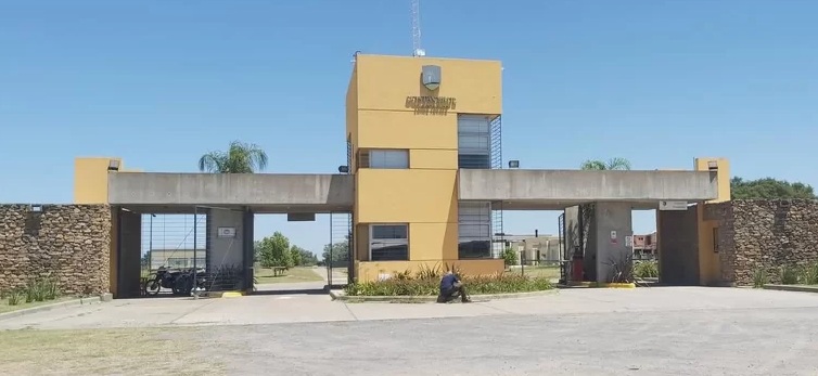 Violento asalto tipo comando en el barrio Costa Verde de Junín: tres delincuentes armados sorprendieron a una pareja mientras dormía en su&nbsp;casa