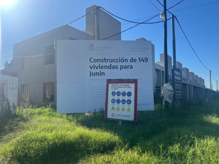 Procrear II en Junín: La concejal Clara Bozzano informó que 20 viviendas tipo dúplex están casi finalizadas, mientras que el resto de la obra presenta un avance de entre 50% y 80%. (Foto: Prensa La Cámpora).