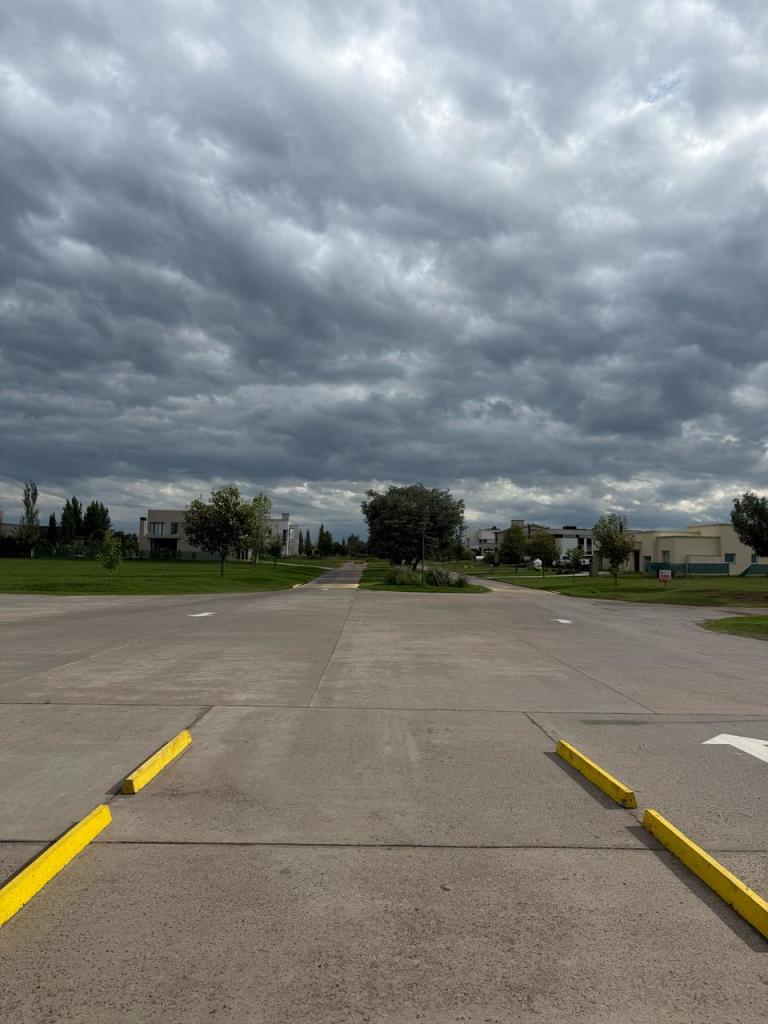 Tres delincuentes encapuchados ingresaron armados al barrio cerrado San Ignacio en la madrugada del jueves.  (Foto: EN).