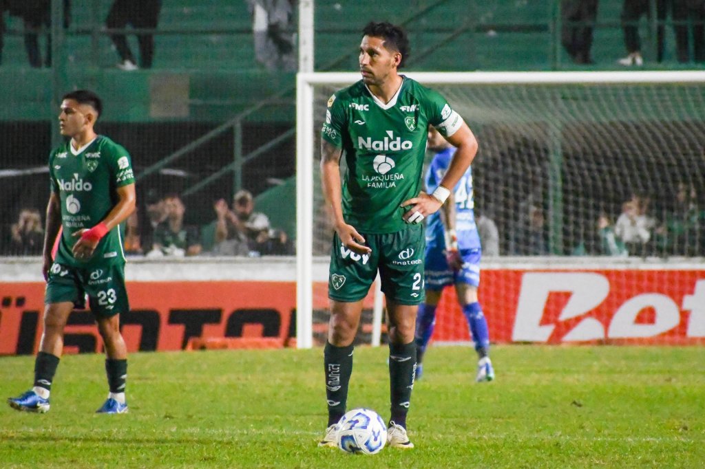 El equipo de Sanguinetti en una situación crítica. (Foto: X/@CASarmientoOf).