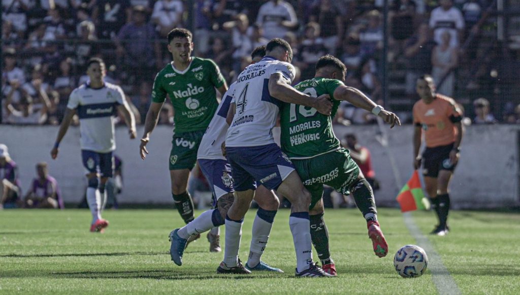 Sarmiento no pudo aprovechar la superioridad numérica y empató con Gimnasia en La&nbsp;Plata