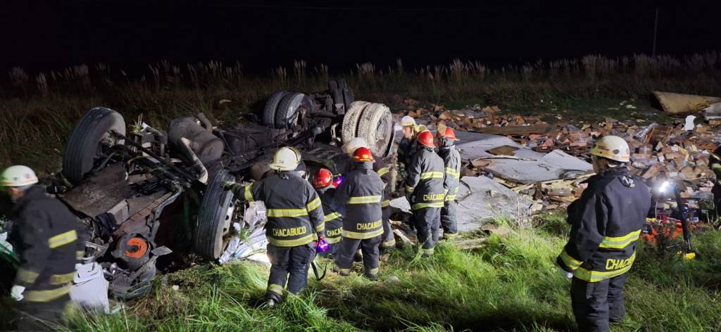 Las imágenes del terrible vuelco en la Ruta 7 que se cobró la vida de un camionero. (Foto: Edición Noroeste).