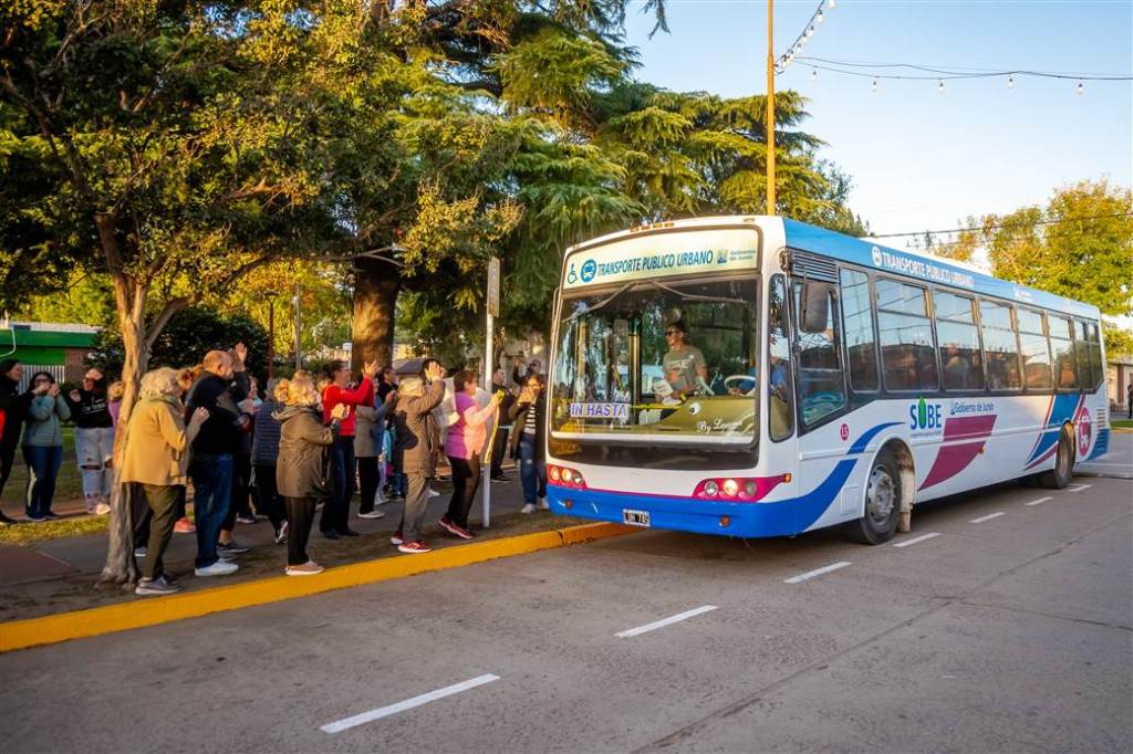 Junín ya tiene una cuarta línea de colectivos y conecta por primera vez con Agustín Roca: “Es un hecho&nbsp;histórico”