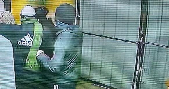 Terror en Bauman y Camino del Resero: encapuchados armados asaltaron un local y se escaparon en&nbsp;moto