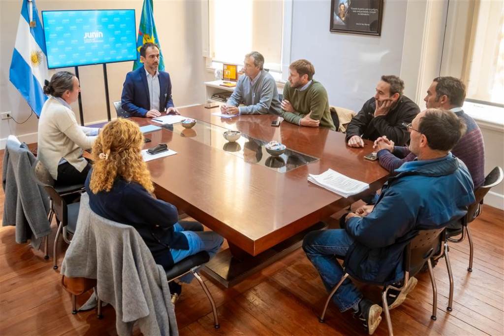 Petrecca se reunió con entidades rurales y presentó el plan de licitación para la red vial. (Foto: gentilerza Infonororeste).