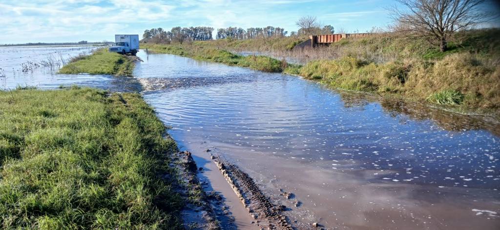 Tras las últimas lluvias, cortaron el puente "El Pingo" entre los pueblos de San Emilio y Máximo Fernández por riesgo de desmoronamiento. (Foto: gentileza de Héctor Luberriaga - Periódico Impacto de Los Toldos).