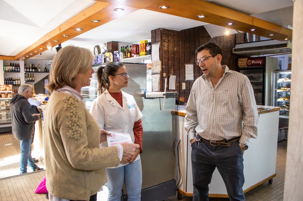 Más controles y concientización: el Municipio recorre locales por la seguridad alimentaria de personas celíacas. (Foto: Prensa Gobierno de Junín).